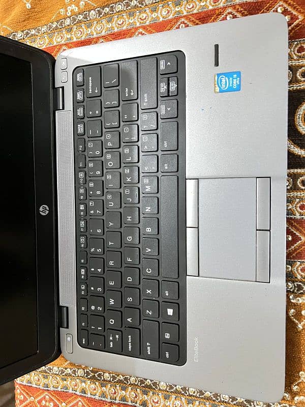 HP ELITE BOOK 820 0