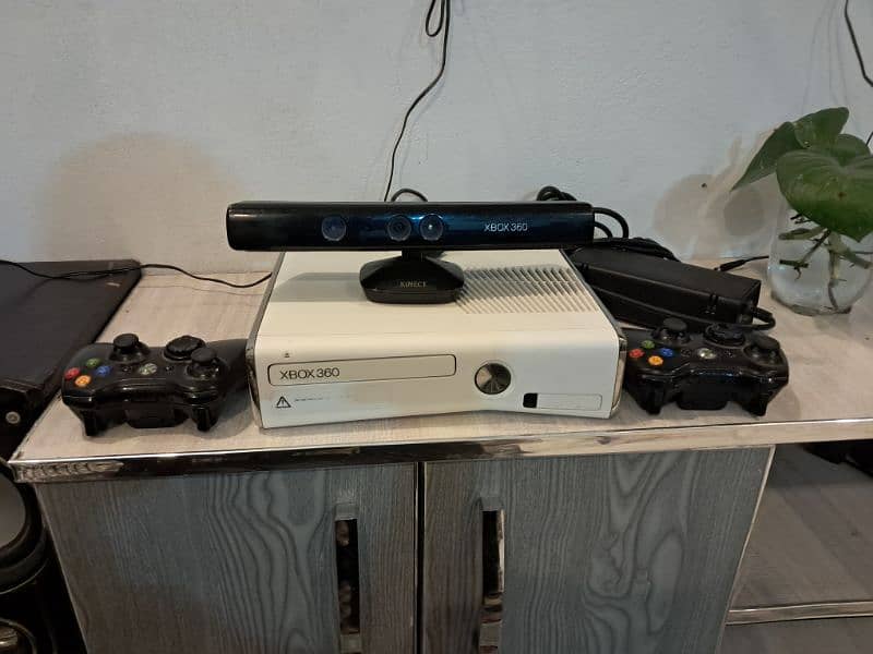 Xbox 360 slim with kinect 0