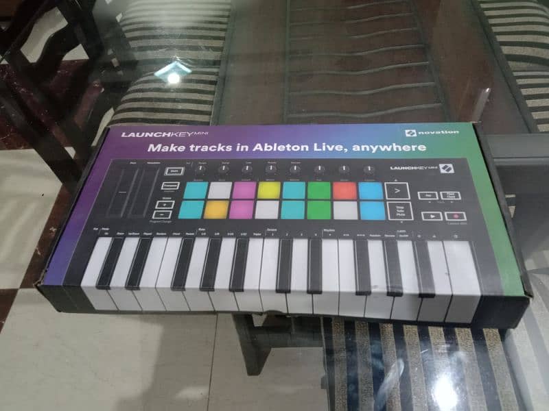 25 MK3 Novation Launchkey mini 0