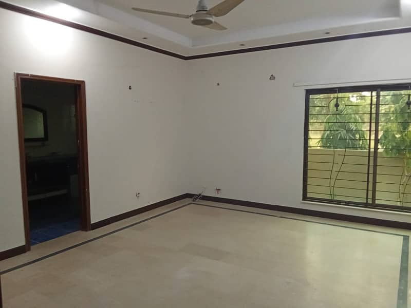 Facing Park Independent 1 Kanal Lower Portion With Separate Gate Available For Rent in GG Block DHA Phase 4 7