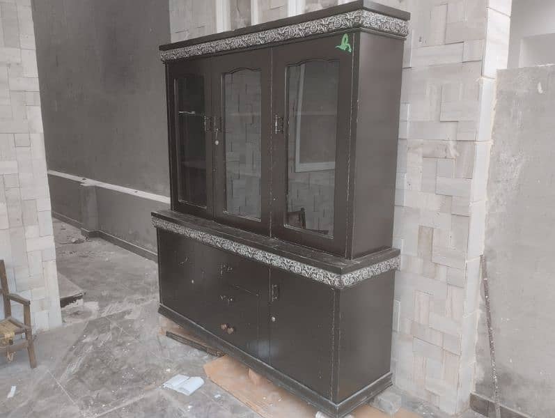 Used showcase in good condition for sale 0