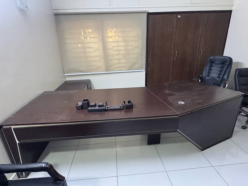 office executive table with divider and round table 1