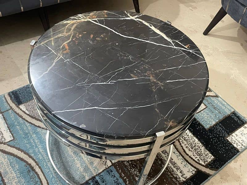 Beautiful Round Center table with rug (Urgent sell) 0