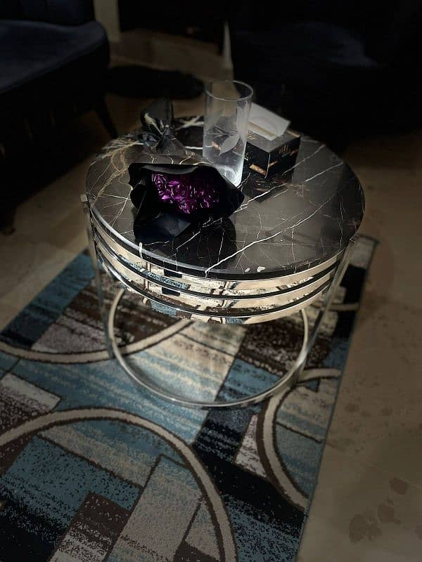 Beautiful Round Center table with rug (Urgent sell) 1