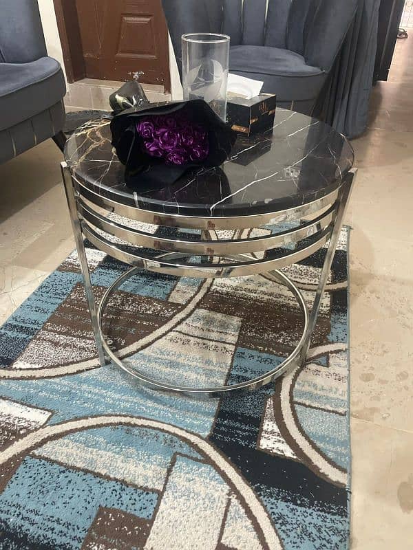 Beautiful Round Center table with rug (Urgent sell) 2