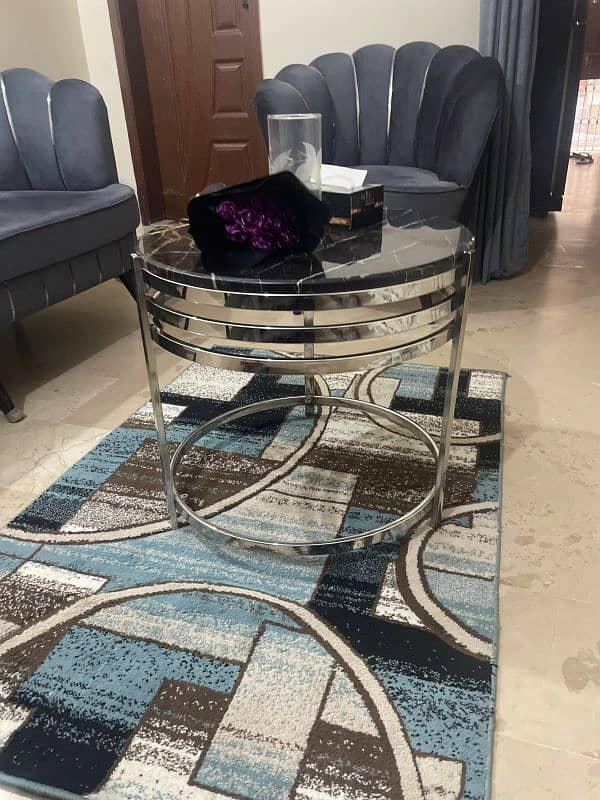 Beautiful Round Center table with rug (Urgent sell) 4