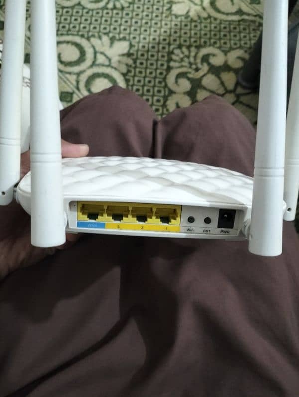 Tenda Wifi F4 Router 1