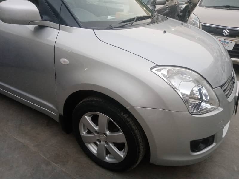 Suzuki Swift DLX 1.3 Navigation 2017 1