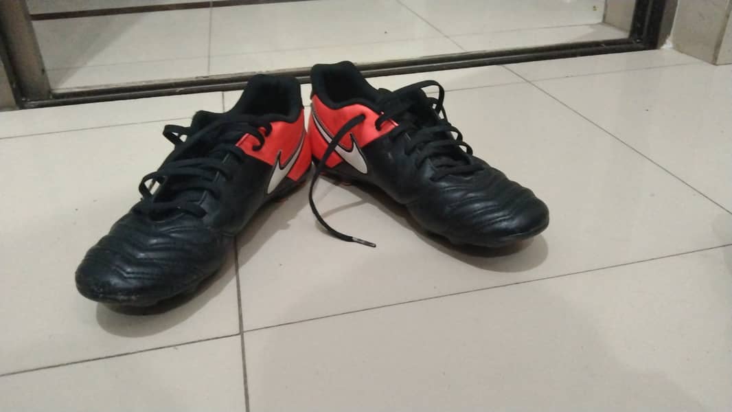 Used football shoes going very cheap 0