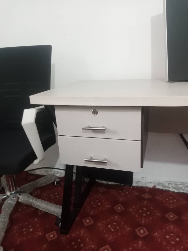 1 chair and 1 table for office gamers 1