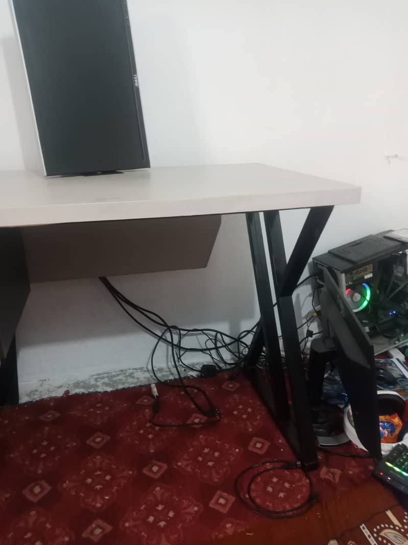 1 chair and 1 table for office gamers 2