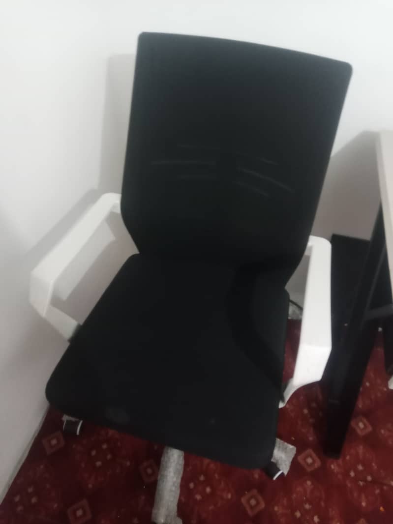 1 chair and 1 table for office gamers 5