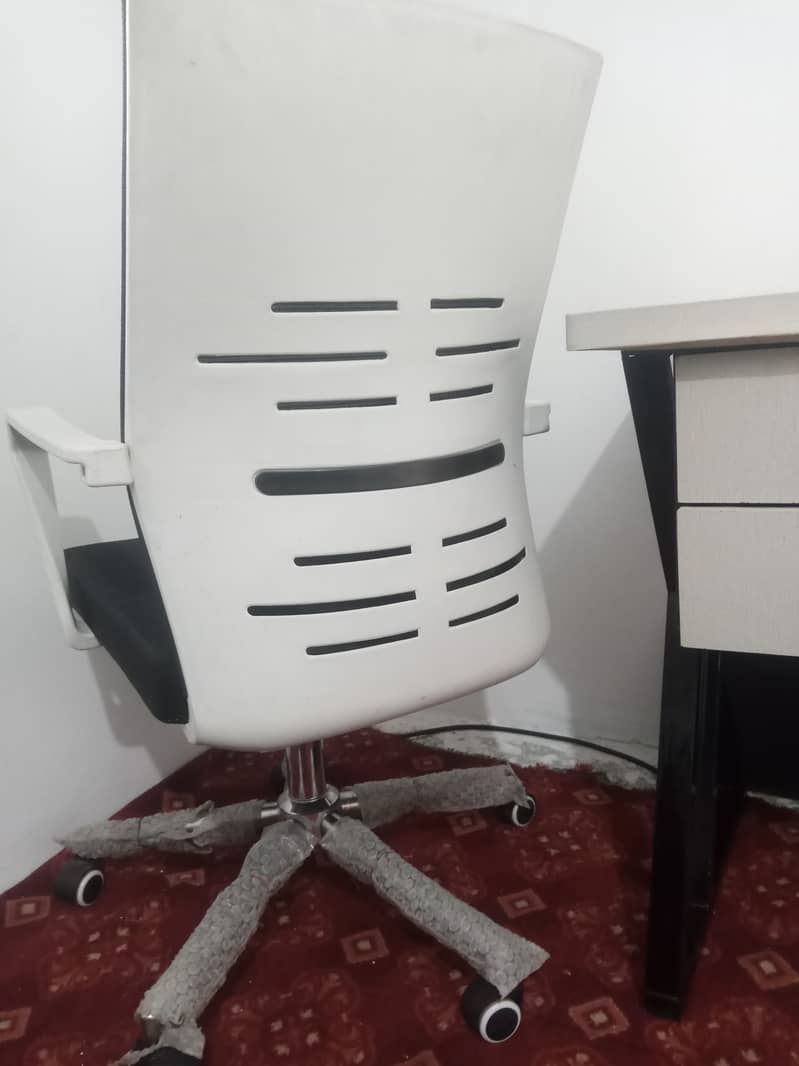 1 chair and 1 table for office gamers 7