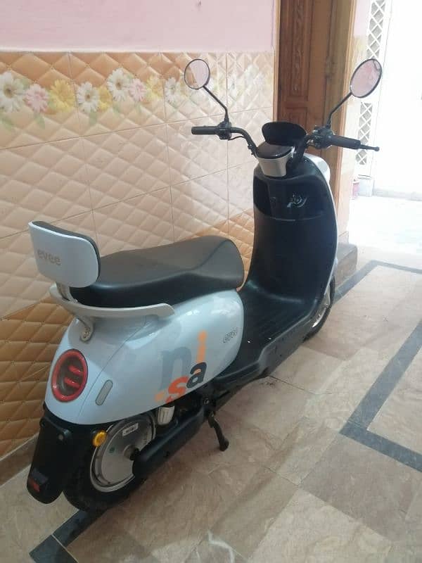 Electric Scooty Evee Nisa 1