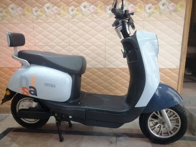 Electric Scooty Evee Nisa 4