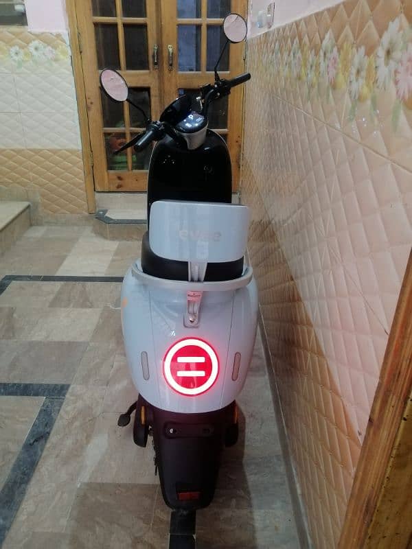 Electric Scooty Evee Nisa 6