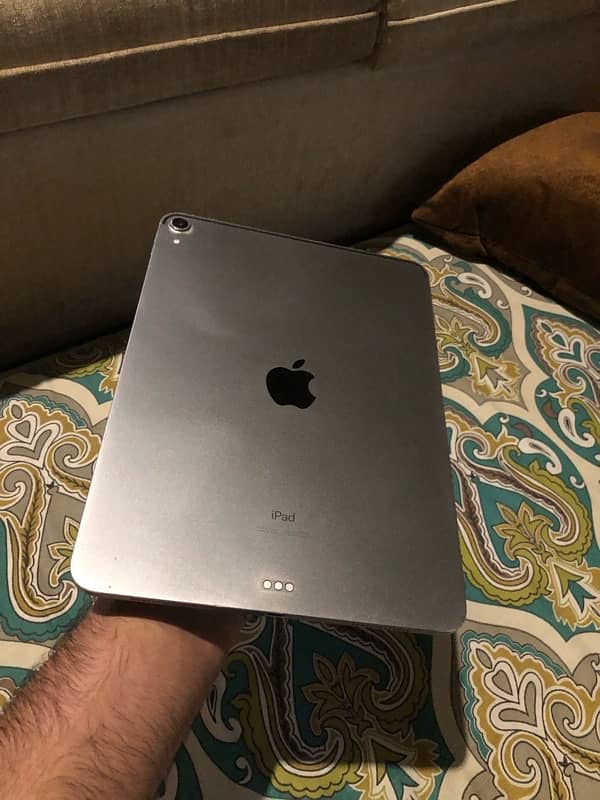 ipad pro 2018 11 inch 64gb (touch issue) Read ad 1