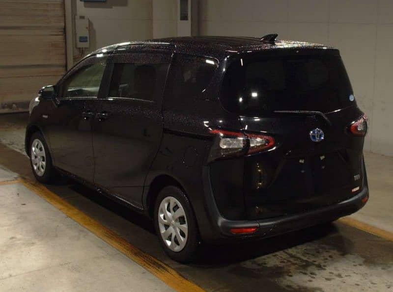 Toyota Sienta 2018 12