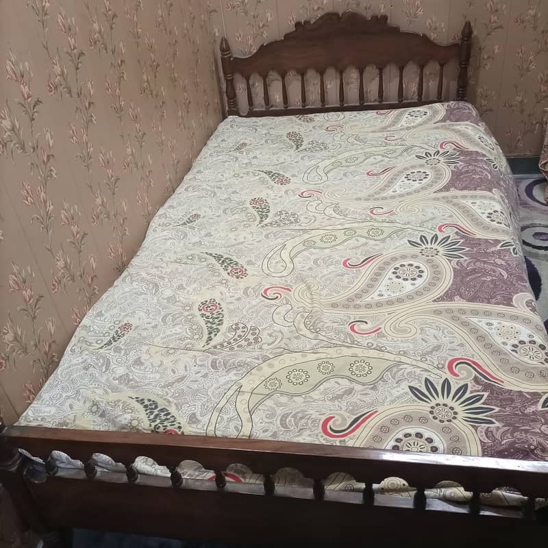 Single wooden bed 0