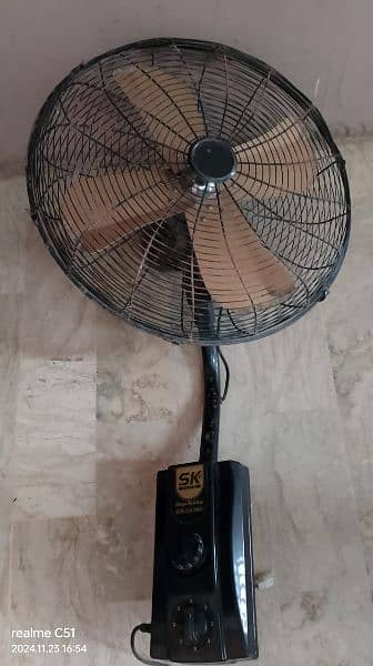 sk bracket fan in good condition 0