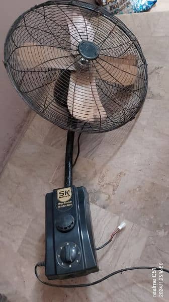 sk bracket fan in good condition 3