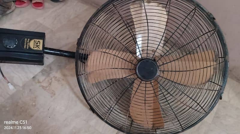 sk bracket fan in good condition 4