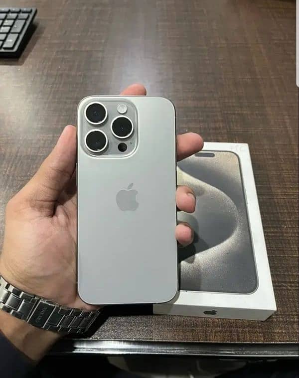 iPhone 15 Pro Natural titanium 0