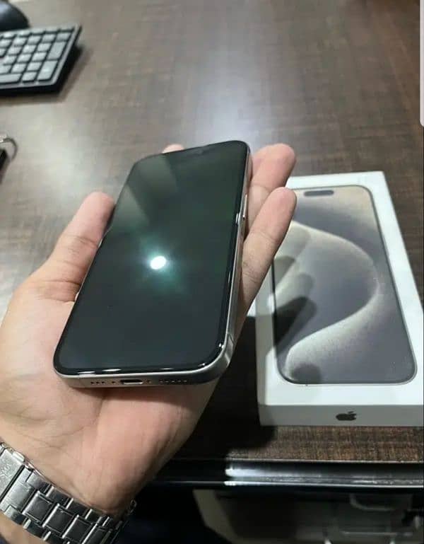 iPhone 15 Pro Natural titanium 1