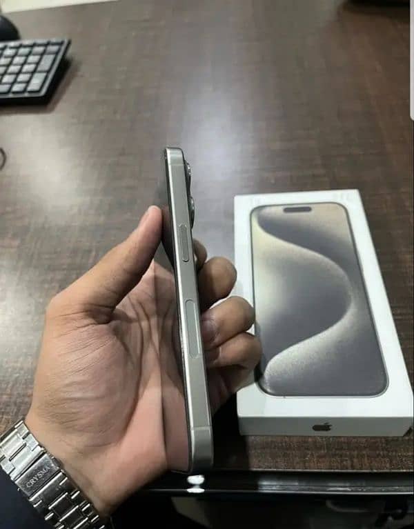 iPhone 15 Pro Natural titanium 2