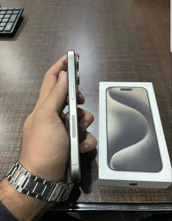 iPhone 15 Pro Natural titanium 4