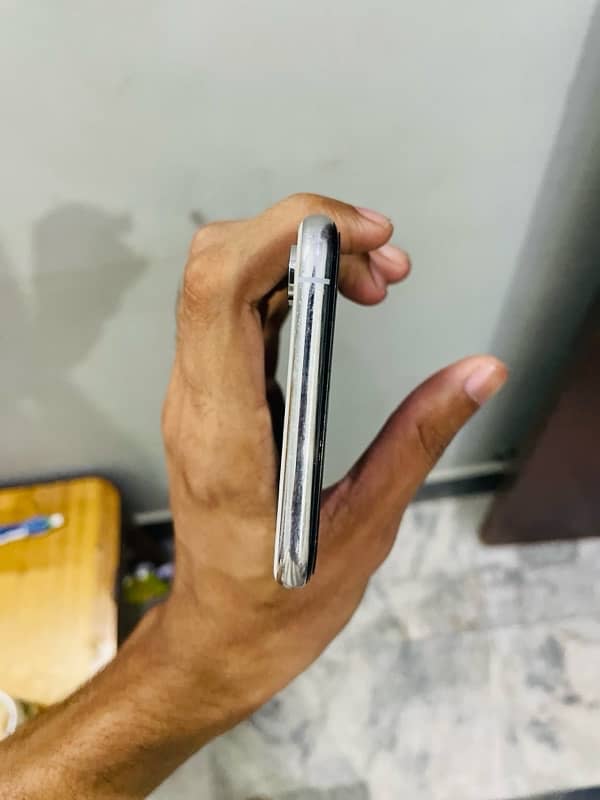 iphone XSMax 64 gb factory unlock 85 BH 4