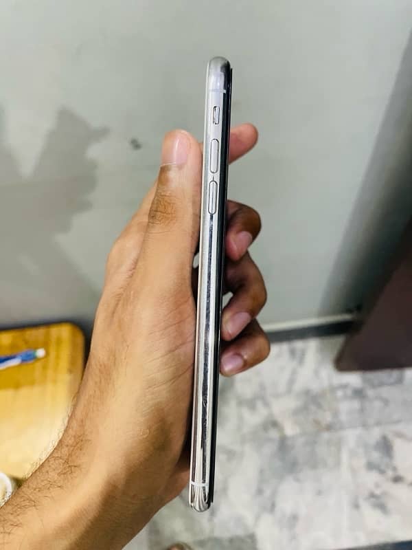 iphone XSMax 64 gb factory unlock 85 BH 5