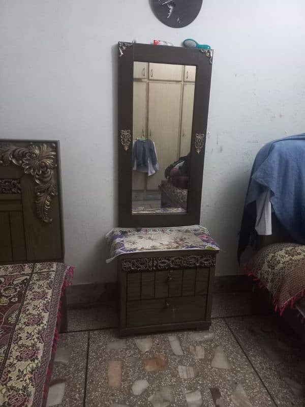 2 single bed matress with middle table and mirror 0