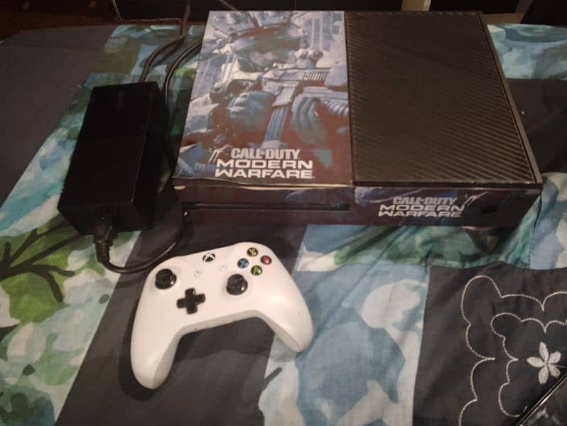 XBOX ONE WITH GAMES AND BOX 0