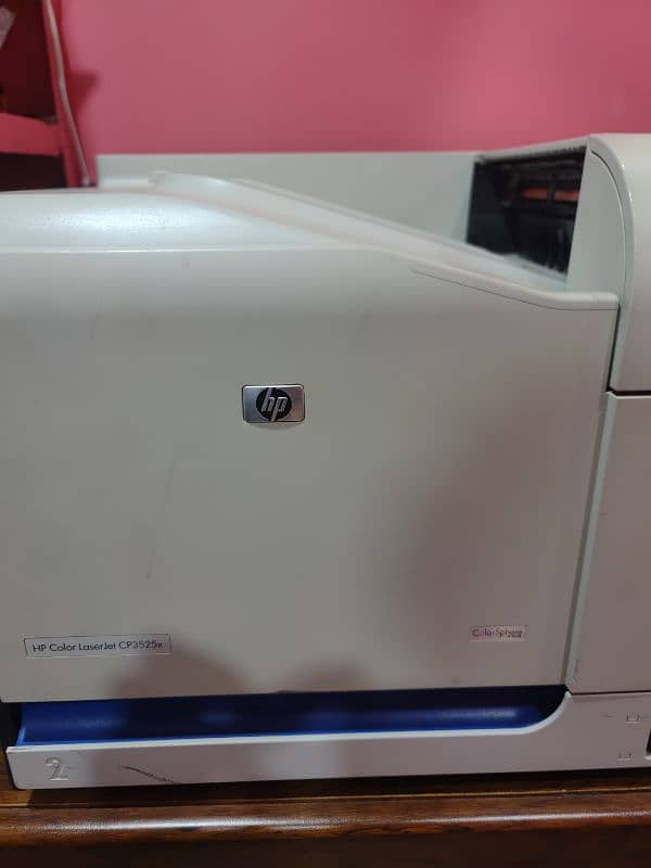 HP Laserjet color printer CP3525 with Table 1