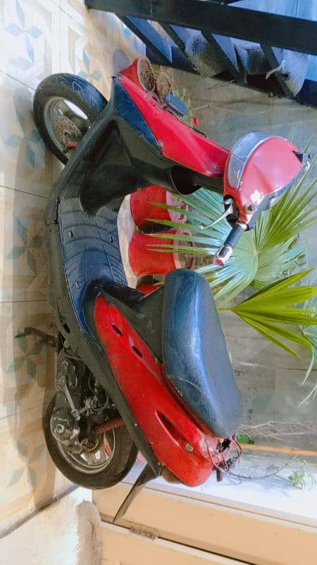 Red scooty in good condition and cheap price 2