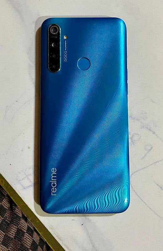 realme 5i 4 / 64 0