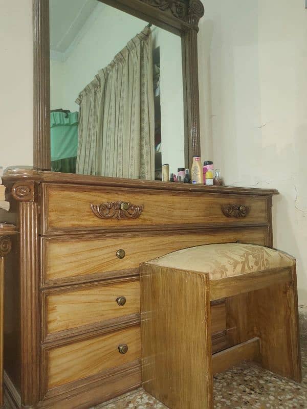 Dressing table with mirror, stool and a side table 3