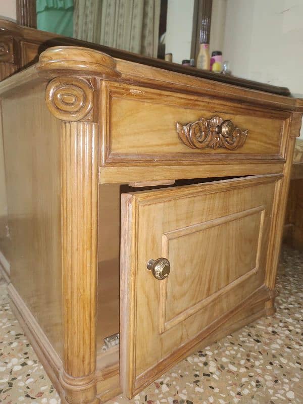 Dressing table with mirror, stool and a side table 4