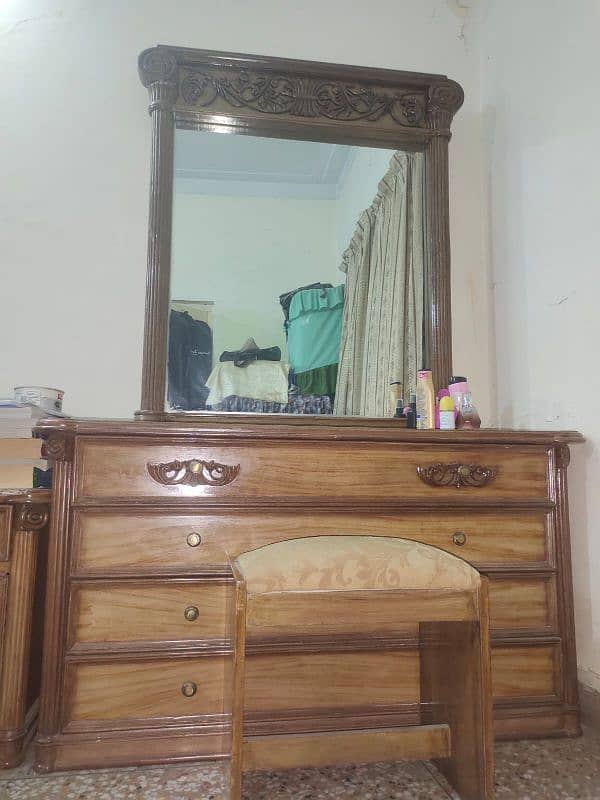 Dressing table with mirror, stool and a side table 6