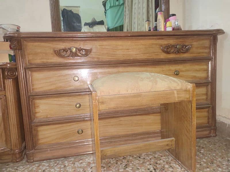 Dressing table with mirror, stool and a side table 8