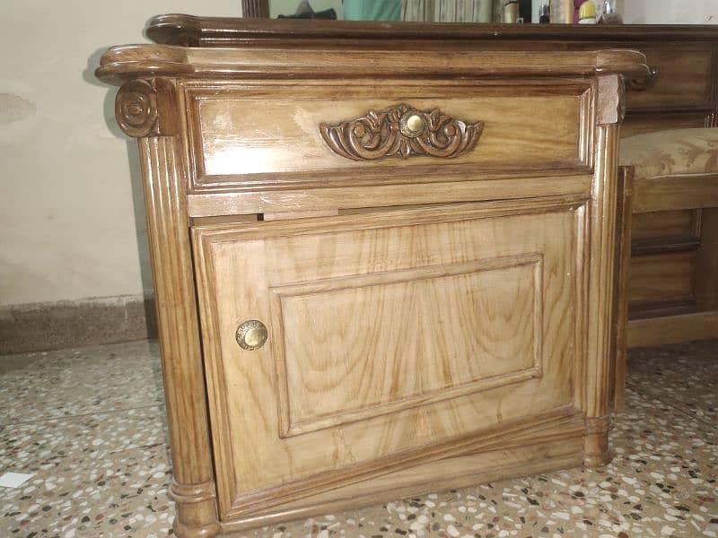 Dressing table with mirror, stool and a side table 9