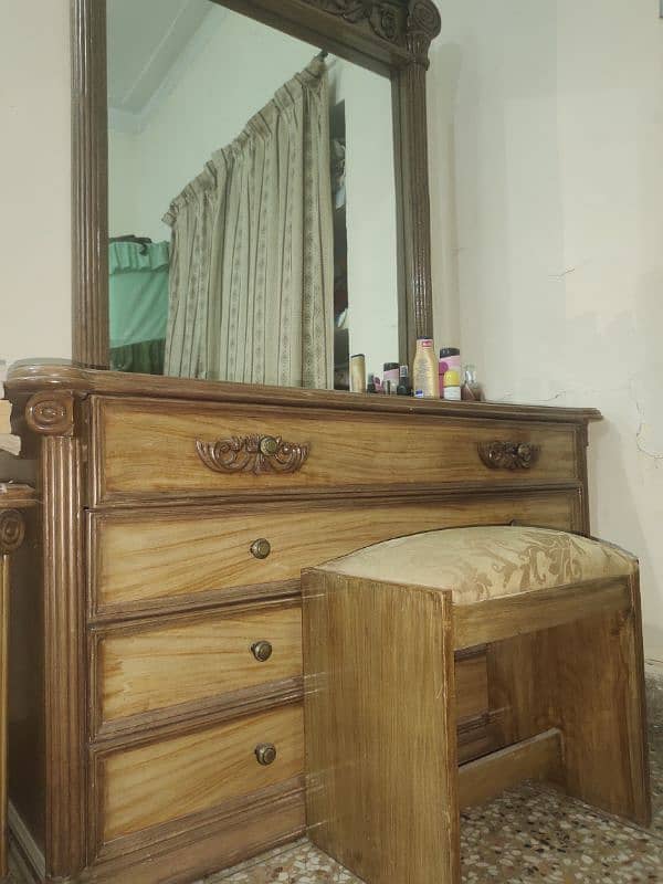 Dressing table with mirror, stool and a side table 10