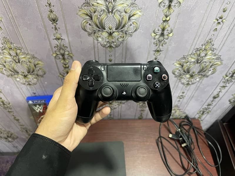 PS4 Slim 500gb FIFA19 ed: 2 original controllers, 2 games and outerbox 3