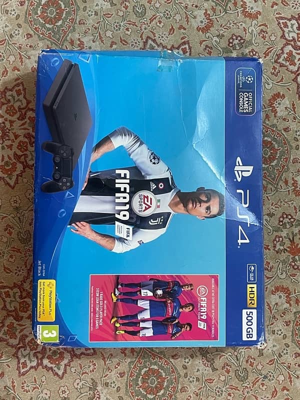 PS4 Slim 500gb FIFA19 ed: 2 original controllers, 2 games and outerbox 7