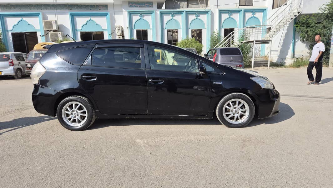 Toyota Prius Alpha 2011 14