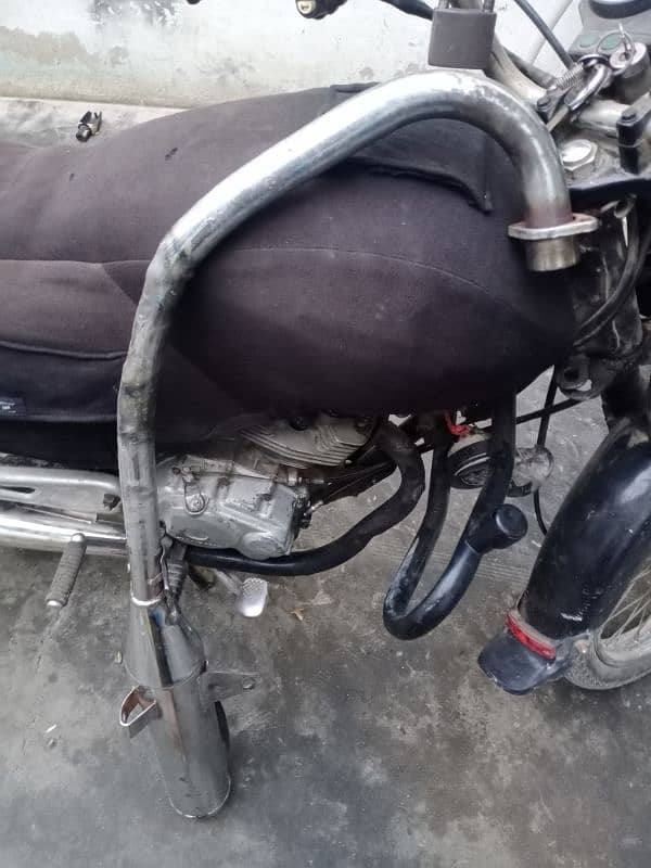 Suzuki 150 genuine silencer and tyre new tyre 6 month use price 8500 2