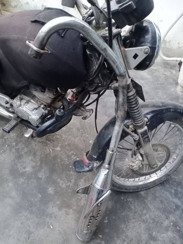 Suzuki 150 genuine silencer and tyre new tyre 6 month use price 8500 3