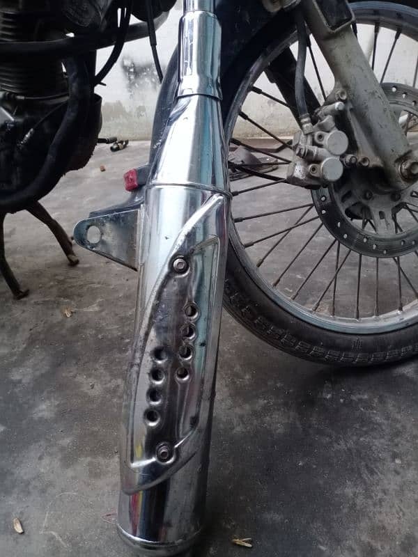 Suzuki 150 genuine silencer and tyre new tyre 6 month use price 8500 4