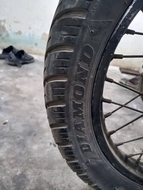 Suzuki 150 genuine silencer and tyre new tyre 6 month use price 8500 6